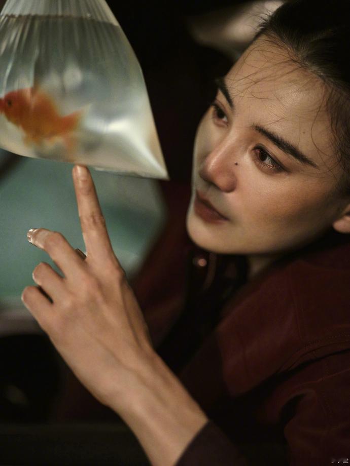 宋佳公路片女主照进现实看《轻于鸿毛》首映，宋佳开黄色面包车来，深红夹克穿得利落