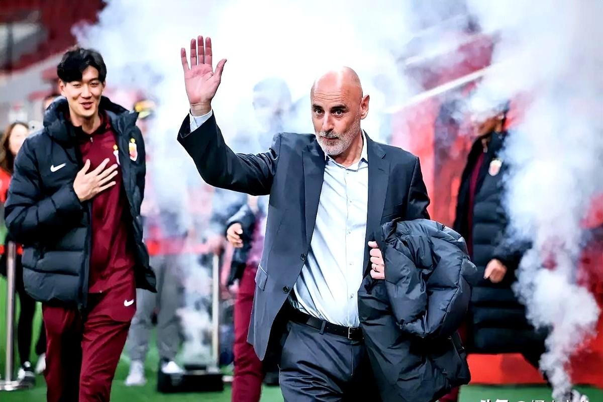 苦闷了10天以后，申花突然迎来特大利好消息原来是海港队主教练穆斯卡特因四月对