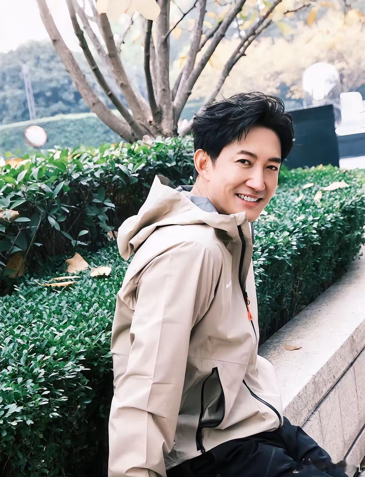王阳塌房，这事儿不意外。之前拍《追风者》时，王一博提名白玉兰男主，被骂得厉害。