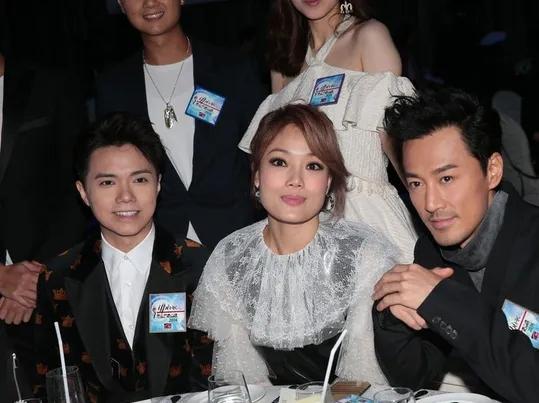 张敬轩粉丝喜欢说他热爱文化，做“文化保育”。但张敬轩有文化吗？一次，张敬轩在林峰