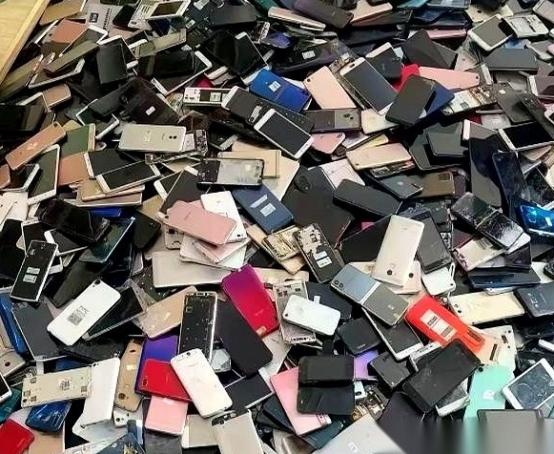 高价收手机这事儿，千万别碰。 他们嘴里说的“提炼黄金”，从头到尾就是个幌子。