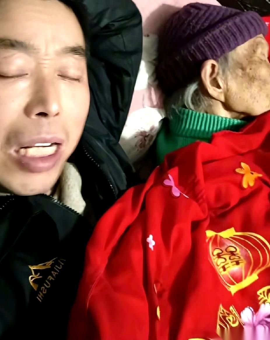 半夜，我老公，睡在了我90多岁的亲妈旁边。就这么个事儿。被窝一凉，人没了。我