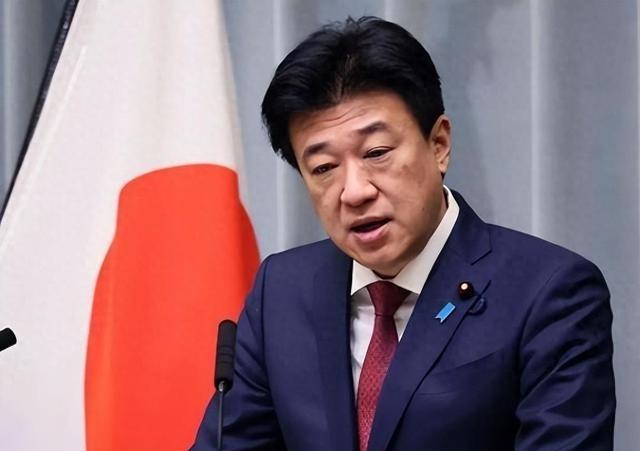 中美双重挤压下，日本吃不消：公开喊话无法接受中国出口管控，要求撤销。日元像坐上