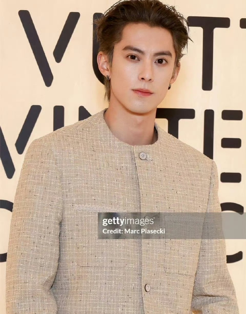 王鹤棣巴黎大秀G社生图王鹤棣大秀生图状态好想去现场看看王鹤棣！！！王鹤棣