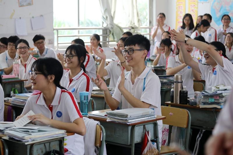 女人不能当班主任,老得太快了。当了17年的高三班主任,我就是比同龄人显老。我