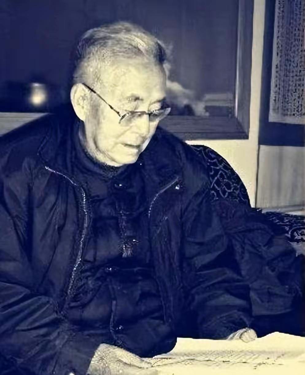 1950年的昆明，滇池岸边依旧雾气腾腾。城里不少人记得这样一个年轻人：个子瘦高，