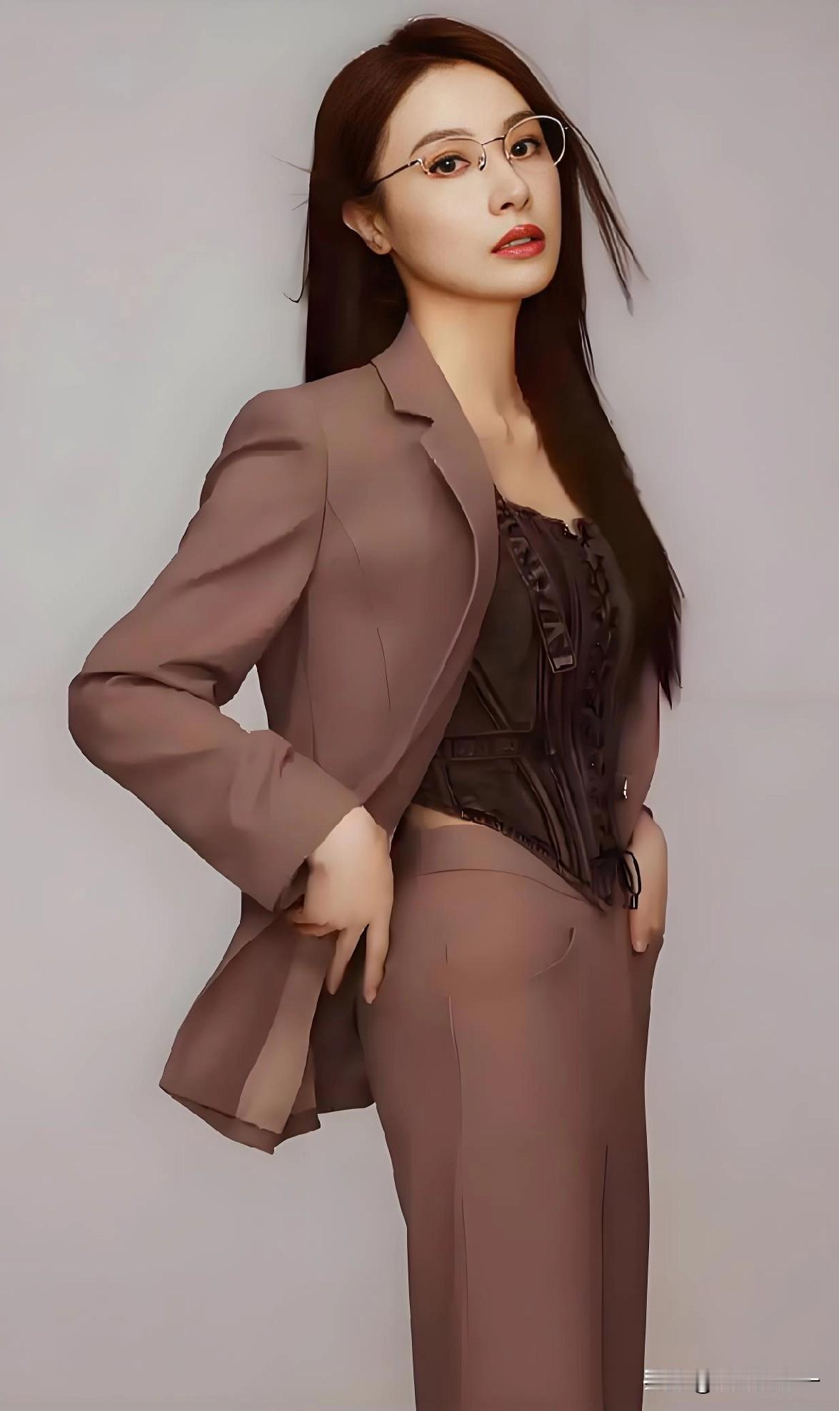 大家有没有觉得，只要是演员隆妮演的剧，但凡她想演出圈就必须得有一个前提条