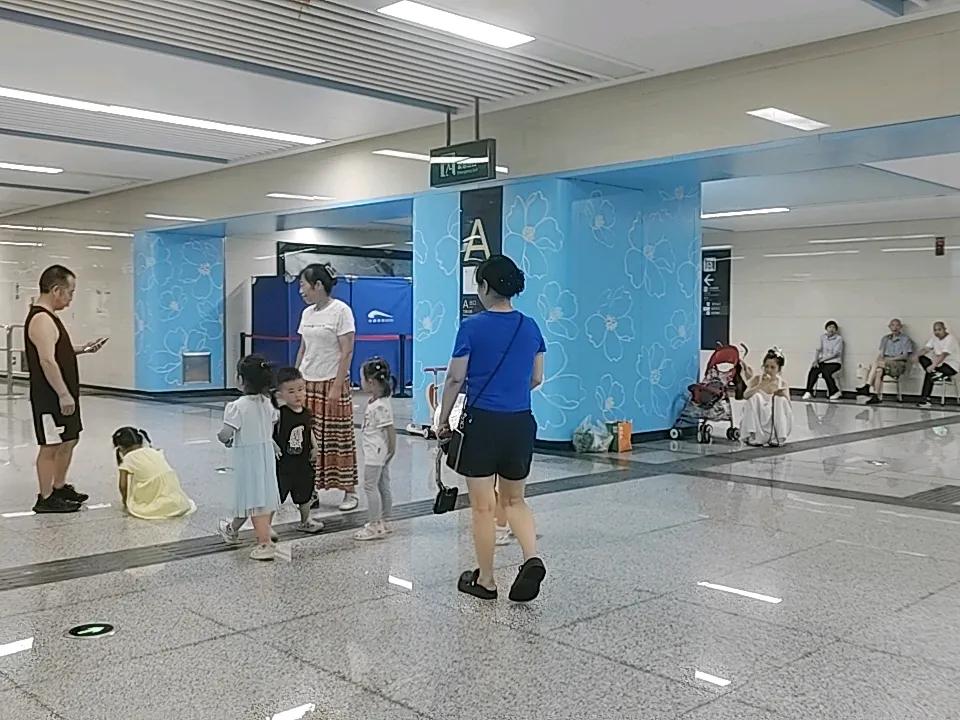 人民地铁送清凉，蓉城盛夏有凉风。烈日炙烤蓉城，高温席卷街巷