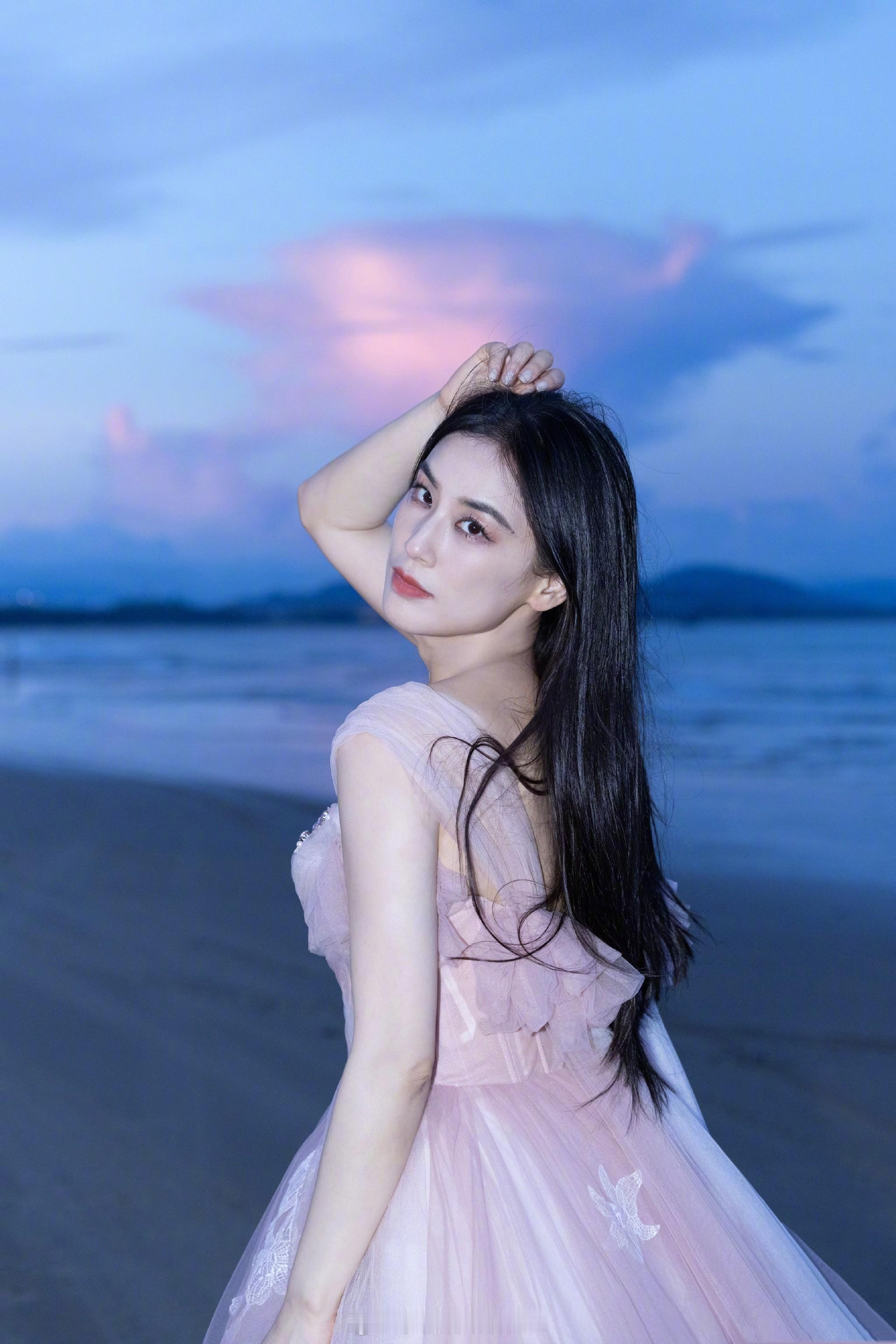 黄圣依海边彩色礼服