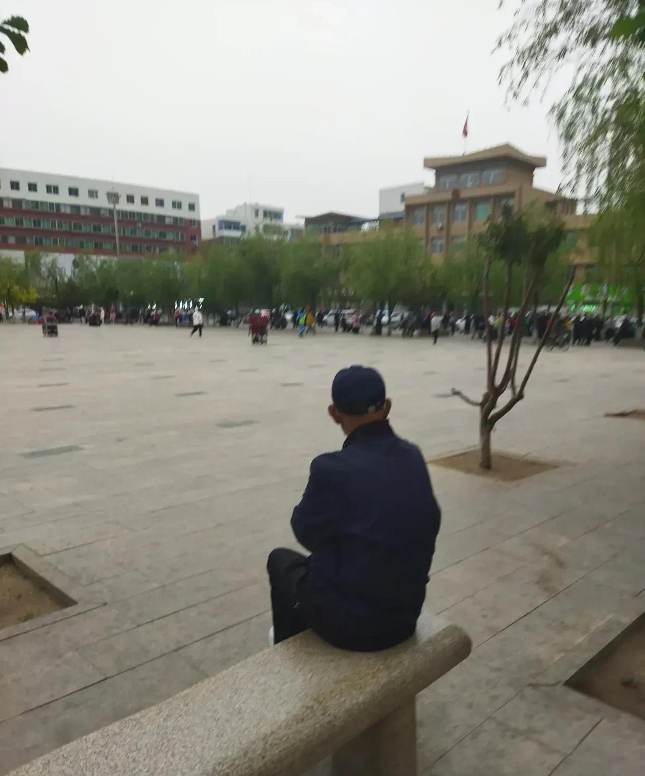 说实话，我现在对“工作”的感情很复杂。一边被KPI追着跑，一边靠工资还房贷，偶