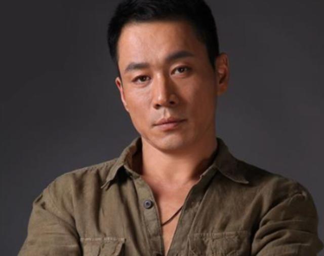 1998年，“武松”的扮演者丁海峰，爱上了“潘金莲”的扮演者王思懿，于是，丁海峰