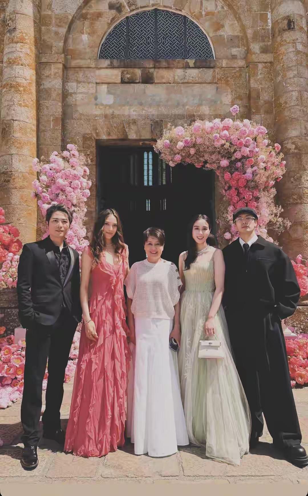 奚梦瑶和何猷君的婚礼，四房是全员到齐的，何猷君的兄弟姐妹都来参加了。大哥何猷