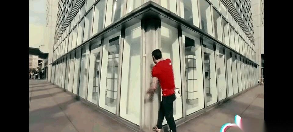 美国一个叫霍诺尔德的哥们，没系一根绳子，光靠手和脚，直接往五百米高的一零一大楼上