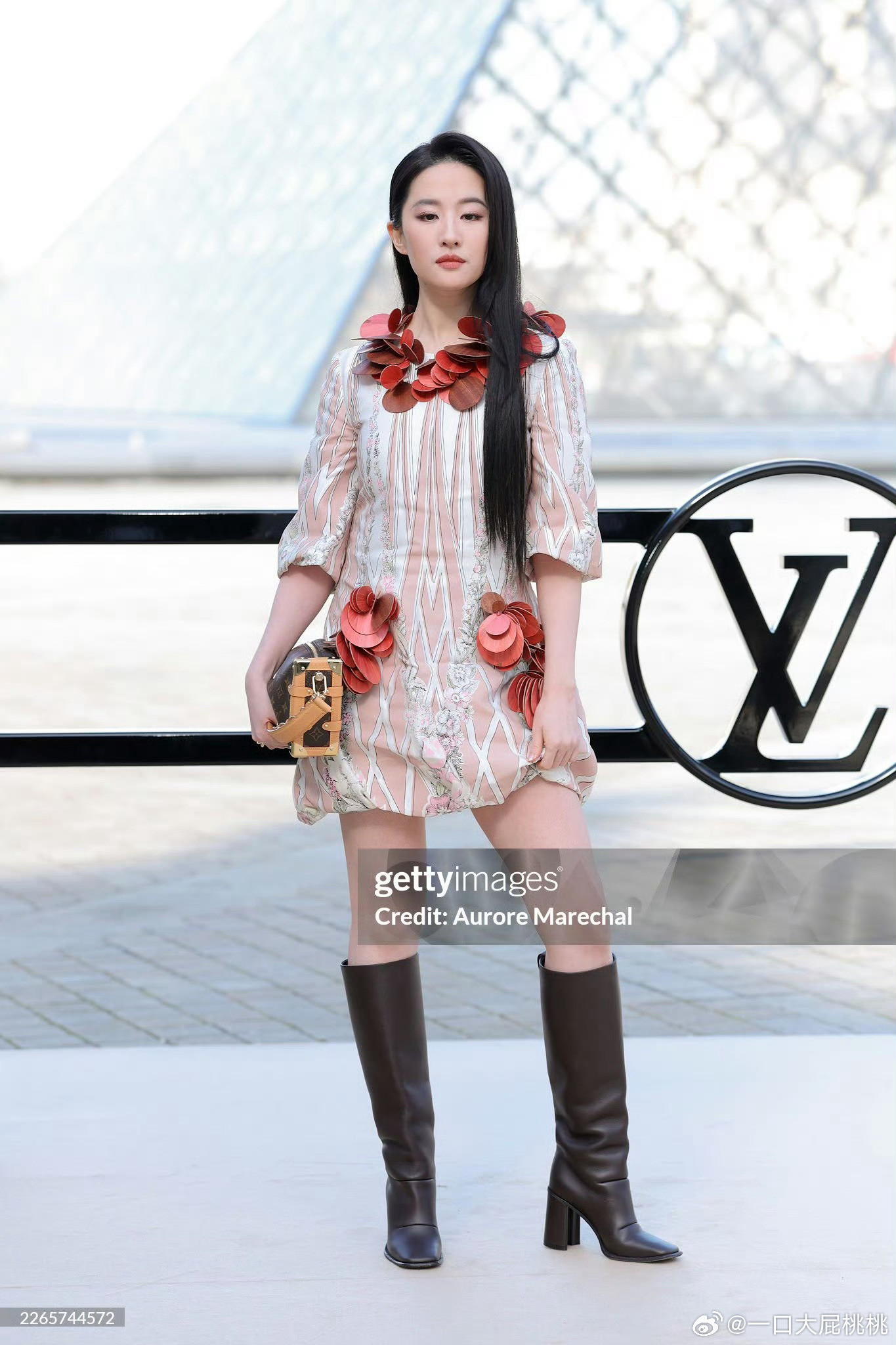 刘亦菲lv大秀G社生图📷全靠脸撑的一套造型，气场全开，光彩照人巴黎时装周