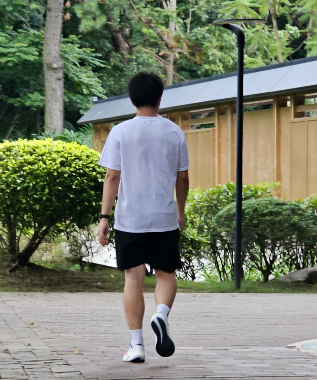 我的好大儿，这大学要毕业了，我和老伴开车去接他，到学校我两个都傻眼了，儿子说他有