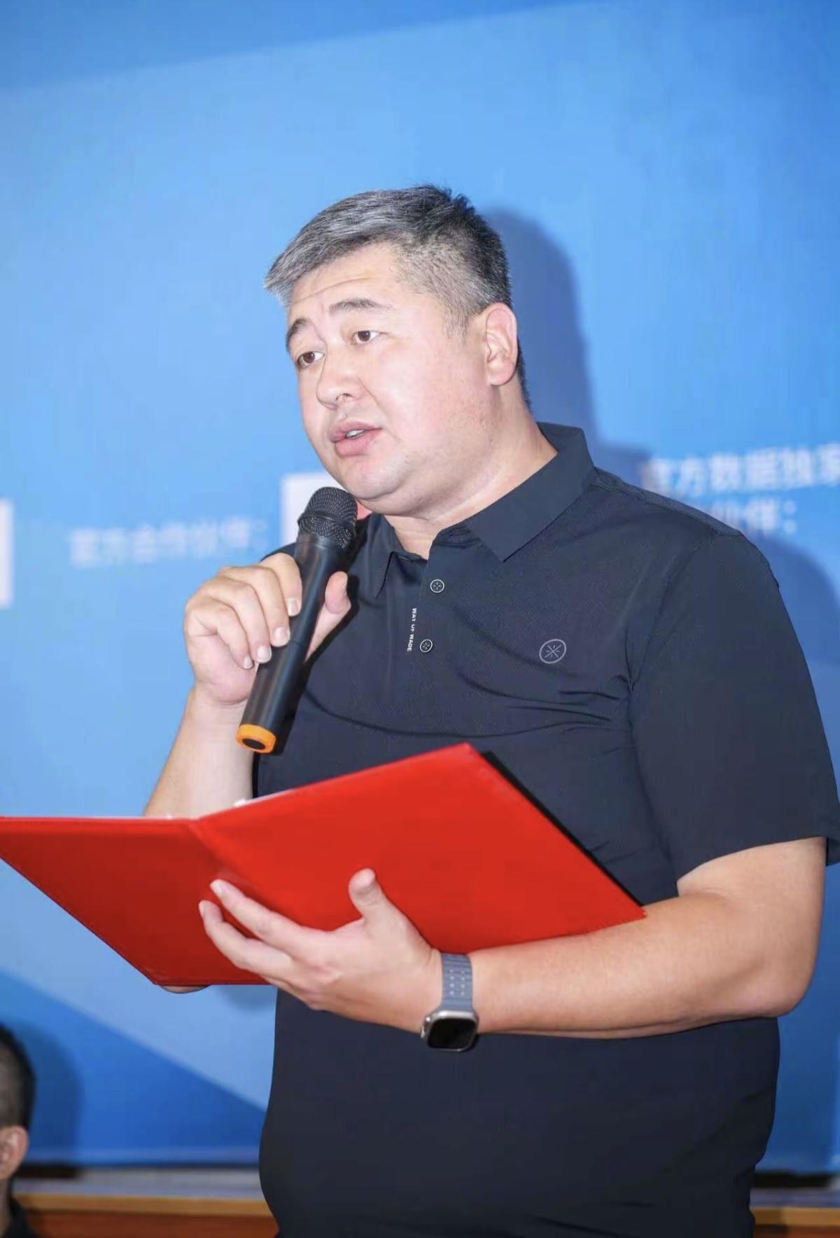 新疆篮球协会会长买吾兰先生，上任后的第一件事，就是到新疆男篮俱乐部的球场，宣布少