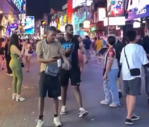 林肯号5000名美兵要抓狂，在曼谷找不到相应服务，酗酒还被泰国警方抓捕！经常