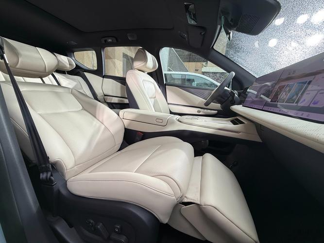 理想CEO李想朋友圈怒批某日系品牌恶意内卷，直指东风日产NX8。该车定位中大型