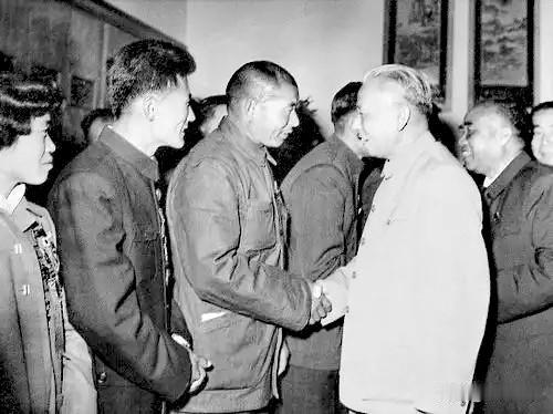 1959年10月26日，刘少奇在人民大会堂接见全国劳模、掏粪工人时传祥时讲：你