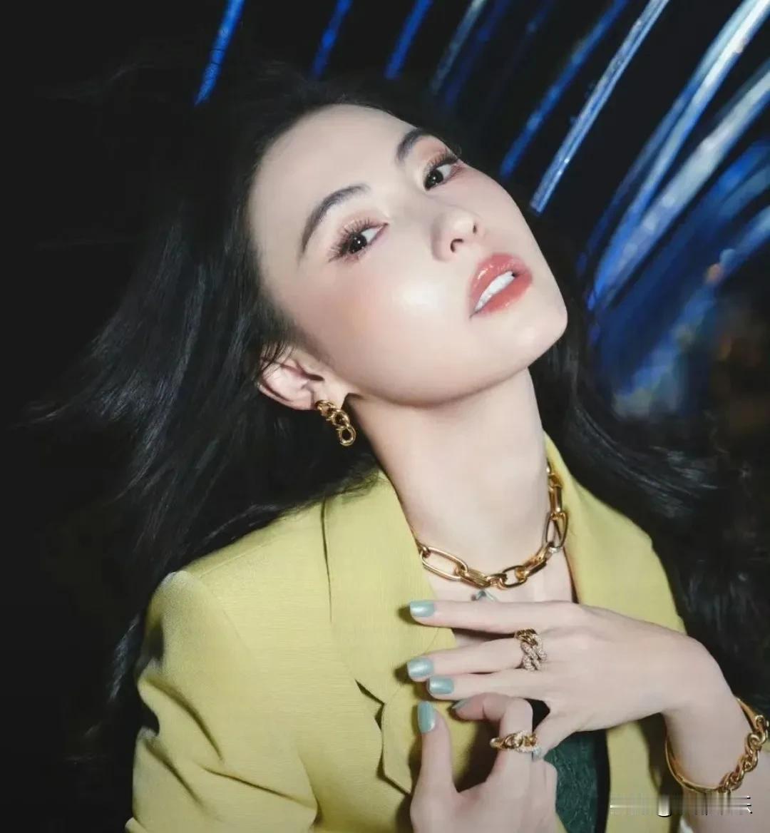 张柏芝，深夜冲上热搜！3月12日深夜，张柏芝毫无预兆地冲上了热搜第一！这