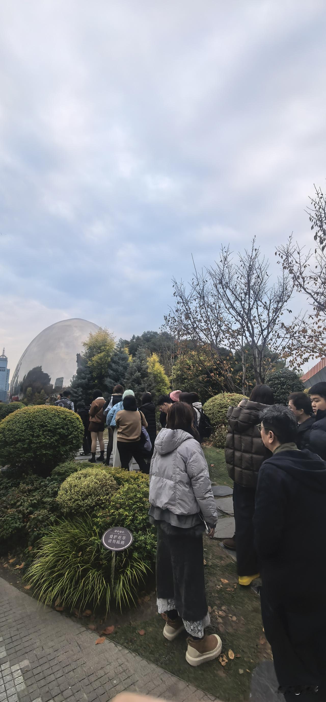 有没有知道的麻烦告诉一下。这里是北外滩。有好多人在排队拍照。不知道在拍啥，看了