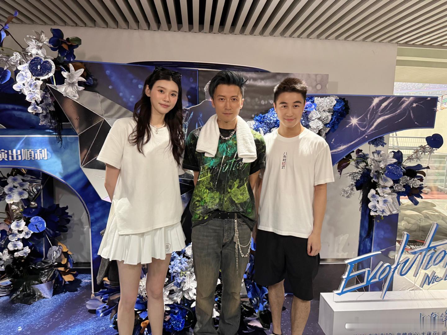 何猷君奚梦瑶去看谢霆锋演唱会何猷君奚梦瑶去看谢霆锋演唱会了，谢霆锋怎么那么帅？何