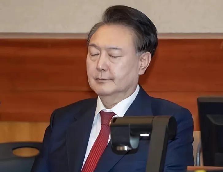 祸不单行！身处监狱的韩前总统尹锡悦听到了最痛心消息，他父亲的墓地，竟遭人为破坏，