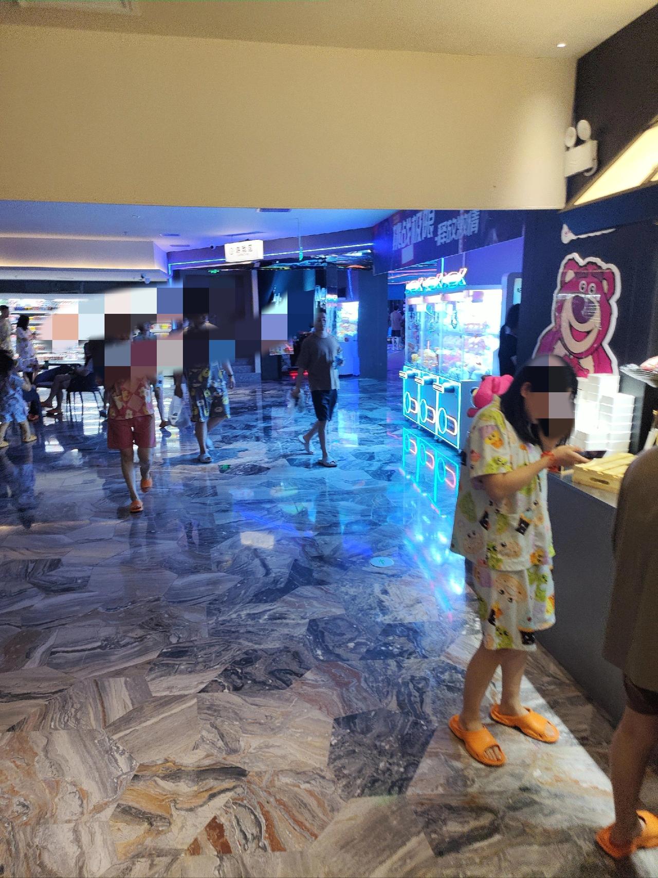 一位好友突然打电话邀我参加一场酒局。这位朋友与我交情很深，碍于他的情面，我连问都