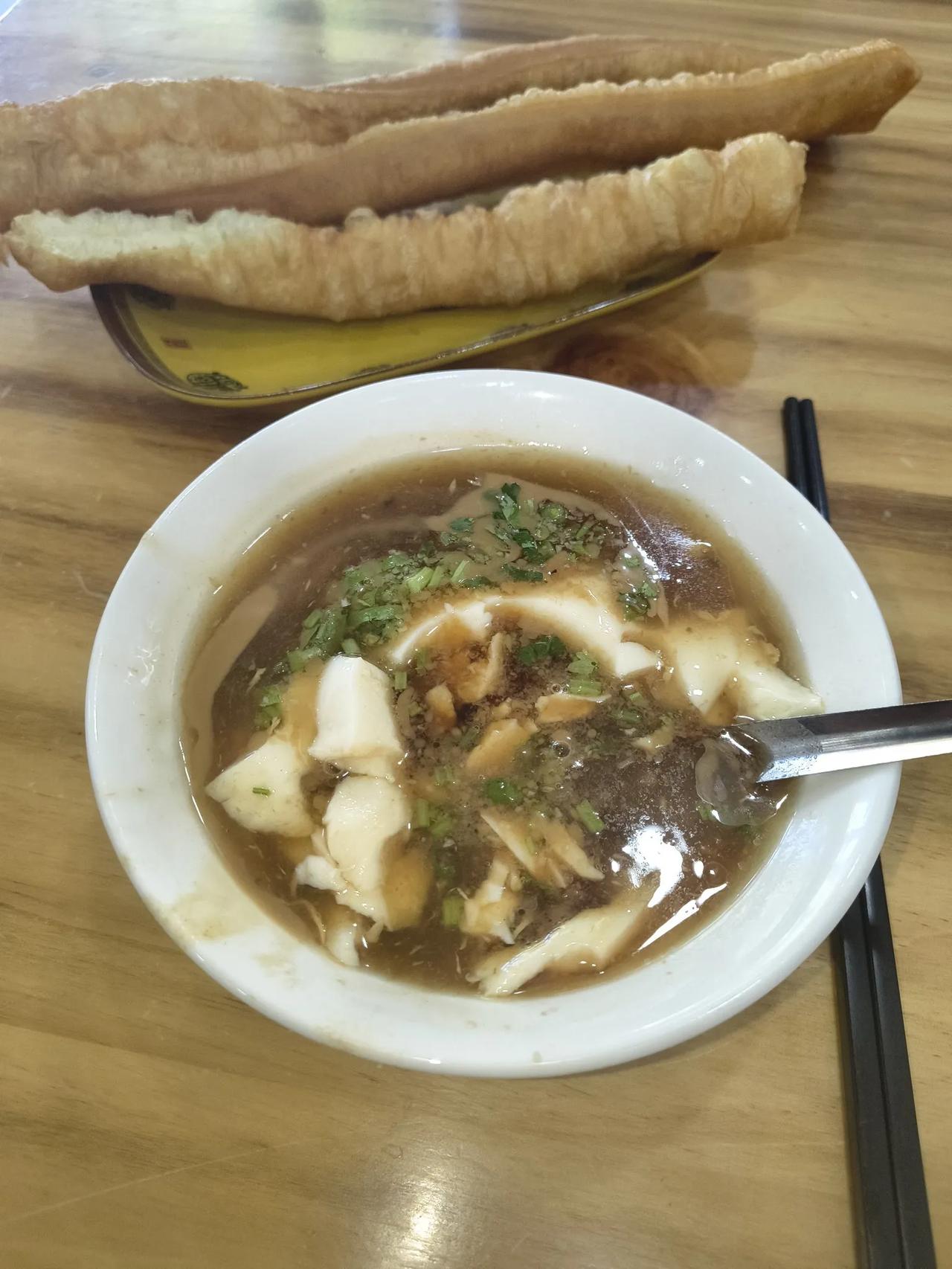 一碗老豆腐，两根油条，来天津后养成的早餐标配。在这里，早餐好像比午餐和晚饭都来