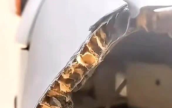 “车顶用牛皮纸填充”，福特回应！真是活久见，如果车顶真的用牛皮纸制作，那
