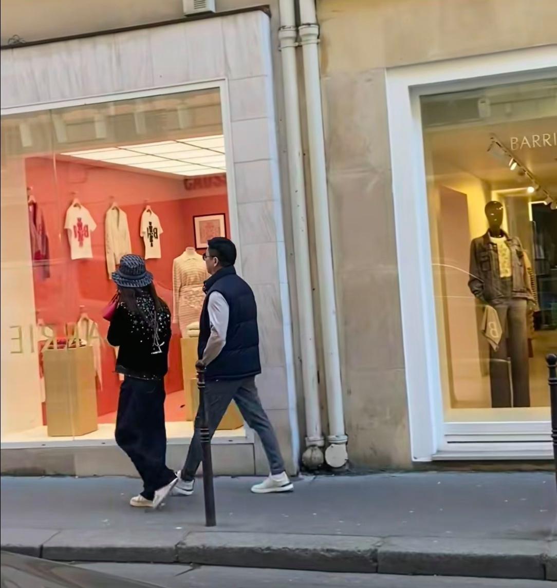 刘强东和章泽天在巴黎被偶遇，老婆走在前，刘强东在后，没有腻歪！