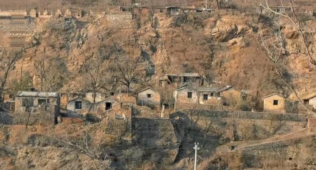 北京悬崖“无人村”火了！宅舍台满村老家具守几十年北京深山悬崖上的宅舍台村，