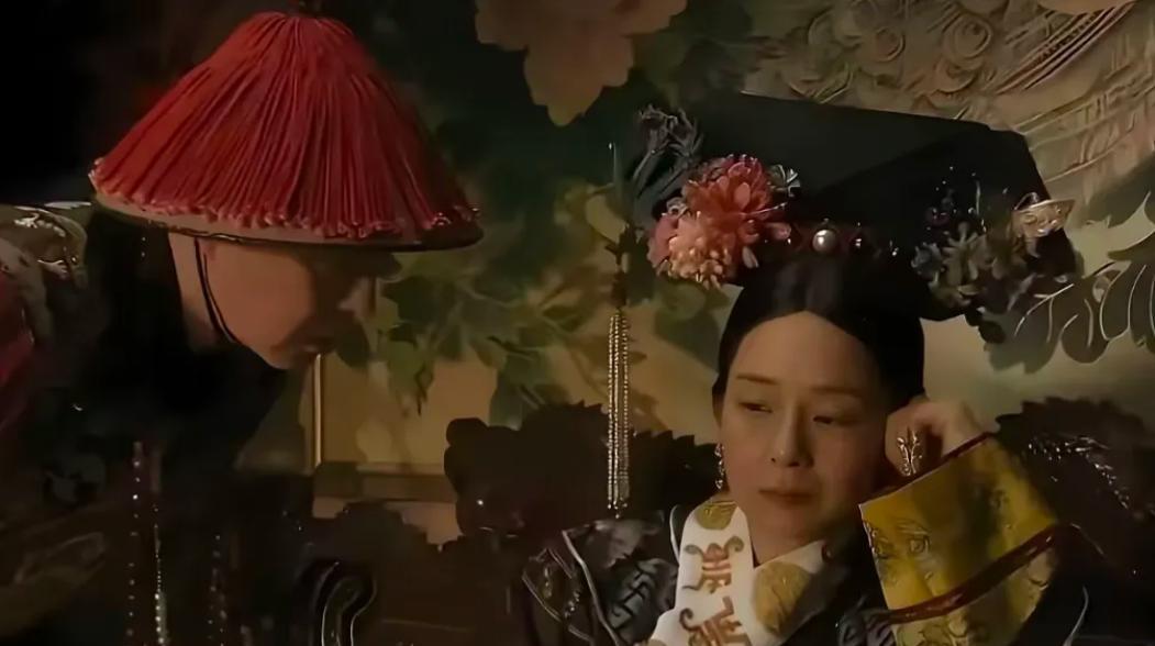是夜，慈禧和六王爷翻云覆雨后，慈禧站起身背对他说：“现在新皇继位，一切尘埃落定，