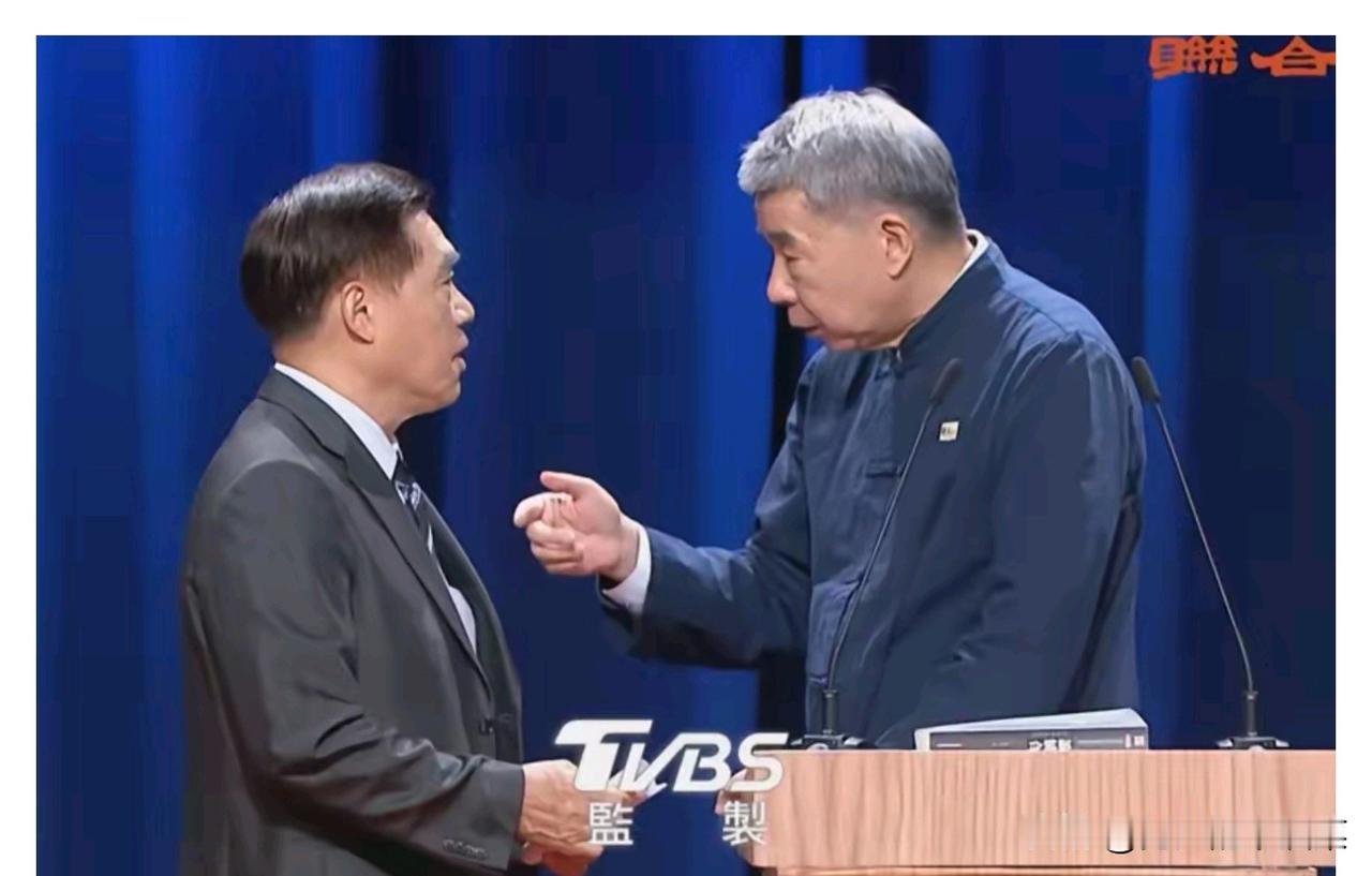 郝龙斌估计哭晕在厕所了。郝龙斌为了不让别人说他“唯唯诺诺”，辩论念稿子，竟然