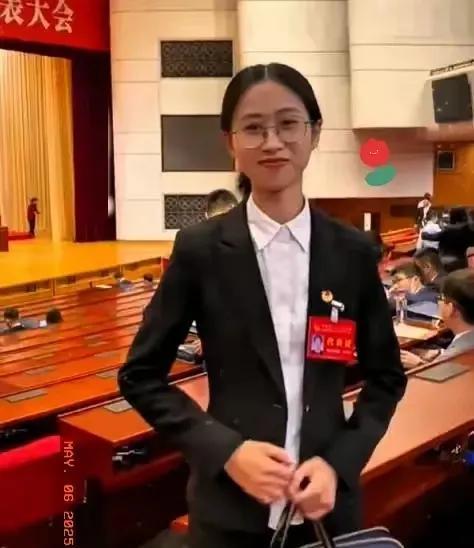 从大专生到700万粉丝网红、人大代表，她是怎么做到的？特意查了下，她的背景不一