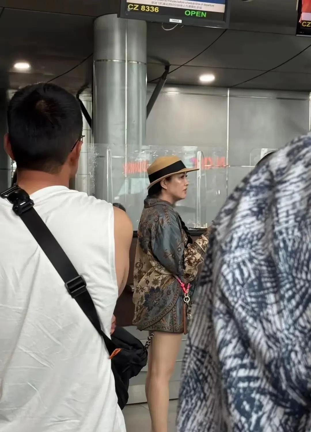 54岁的钟丽缇现身机场，素颜出镜的她虽褪去了镜头前精致的美颜滤镜，真实状态与精修
