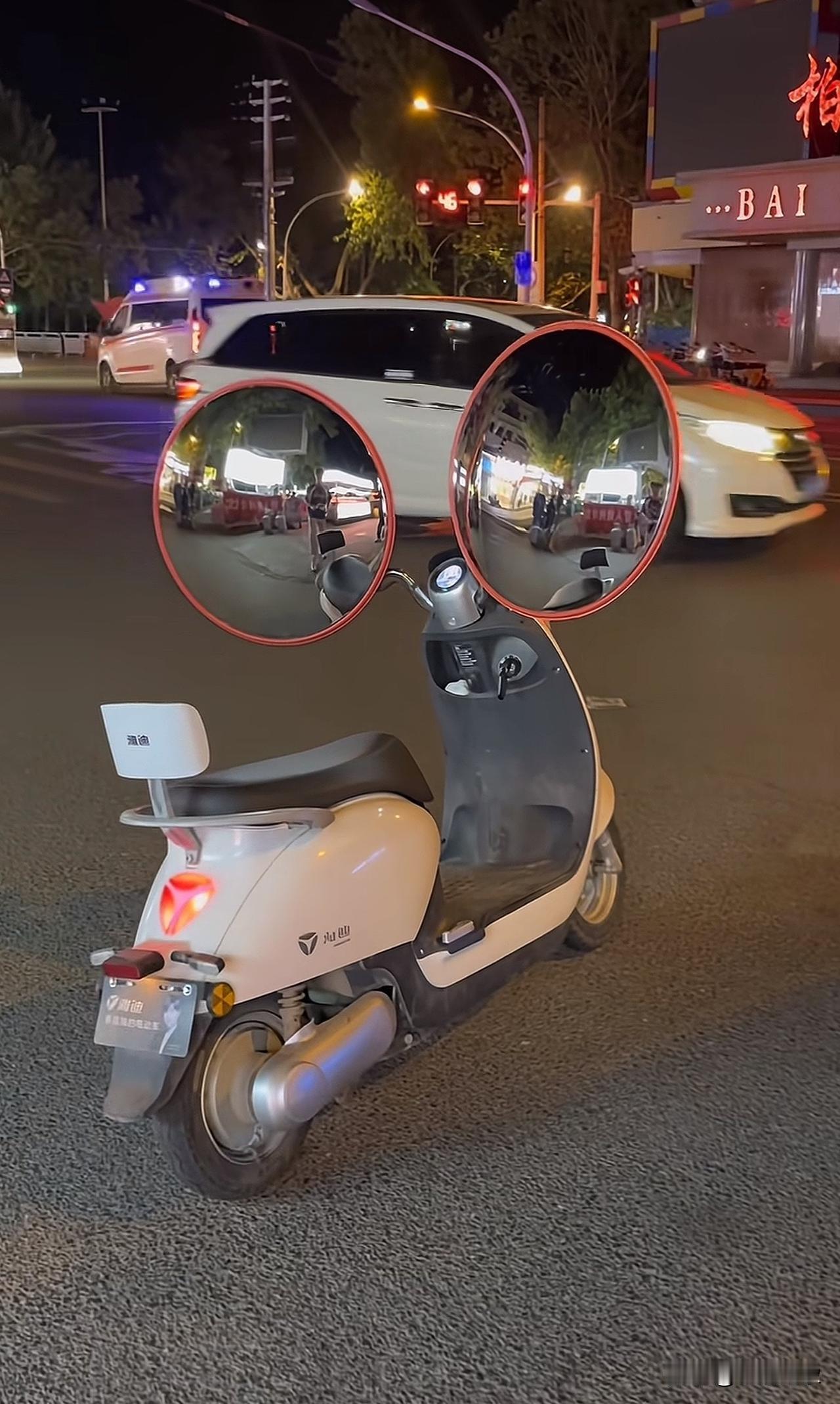 这回我看谁还敢乱开远光灯[呲牙笑]