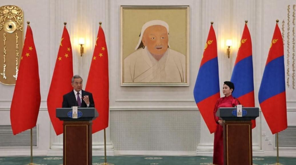 9月2日，蒙古国总理乌其尔勒飞到符拉迪沃斯托克。这人有个多数人没留意的细节：俄罗
