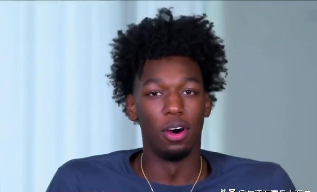 怀斯曼被步行者扔了，热火捡回来当替补中锋。不是他不行，是没人敢信他了。特纳在