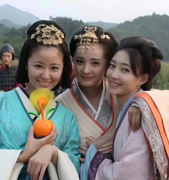 忆往昔，电视剧里的演员皆是黄种人，妆发质朴还原史实，大光明造型尽显真实，那是属于