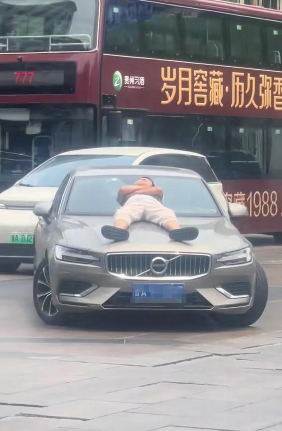 6月25日，济南泉城路与县西巷路口有一名男子在十几分钟的时间内，随机爬上了路经此