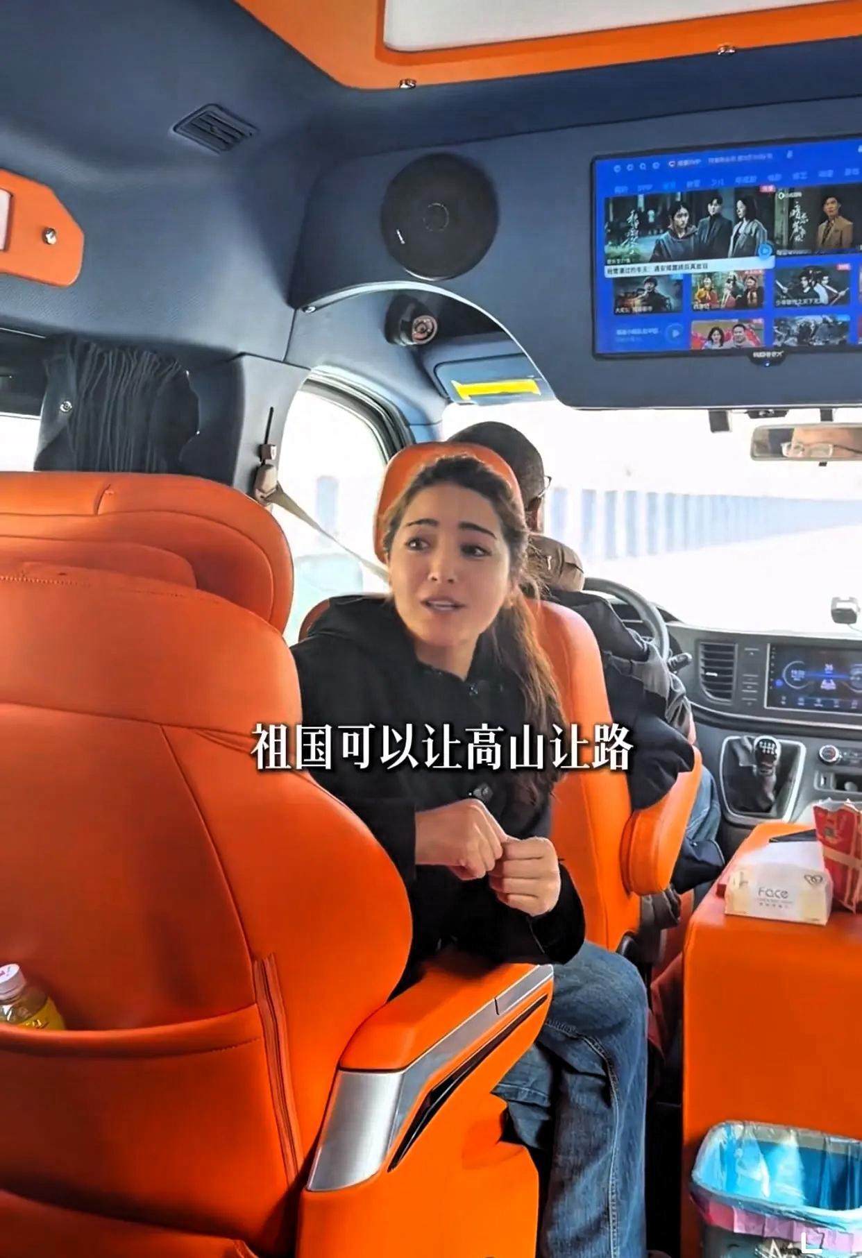 一位新疆的美女导游，她在给台湾同胞介绍天山胜利隧道时是这么说的！她是南疆的孩子，