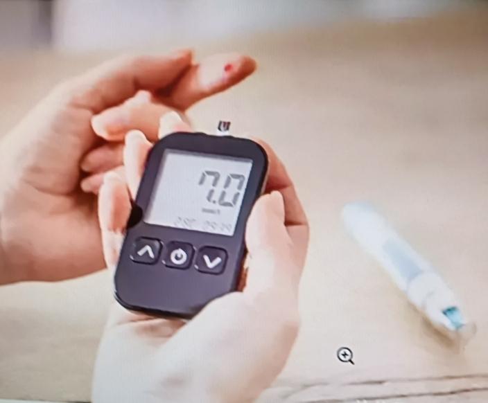 糖尿病人想吃肉别犯难，选对了照样能吃得香。我有个朋友老郑，查出血糖高后不敢吃肉，