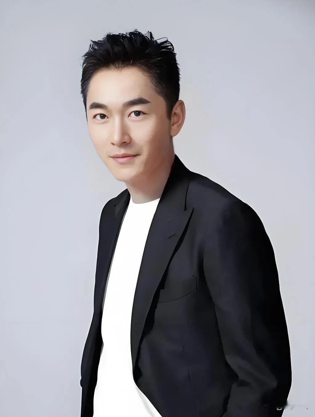 演员拍戏已经挣不了多少钱了。朱泳腾说：“拍戏就像个金字塔，顶尖的大概就50个人左