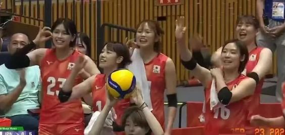 日本女排尴尬了。名古屋亚运会女排决赛，第三局日本队10比2领先中国女排，场