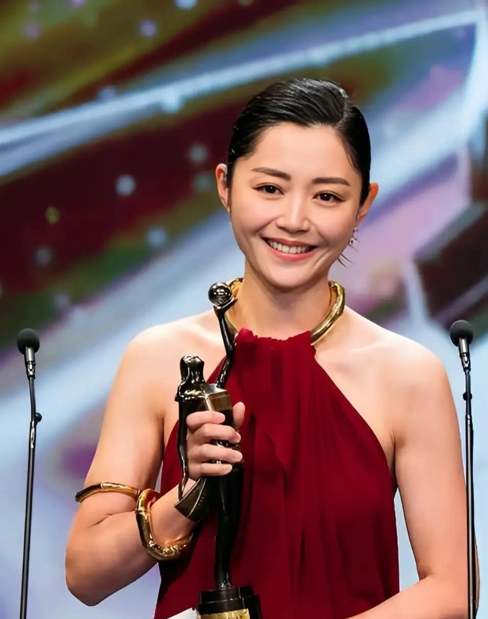 看到卫诗雅拿下影后，这三个人偷着乐了。1、英皇出品方。《破·地狱》后续版权、