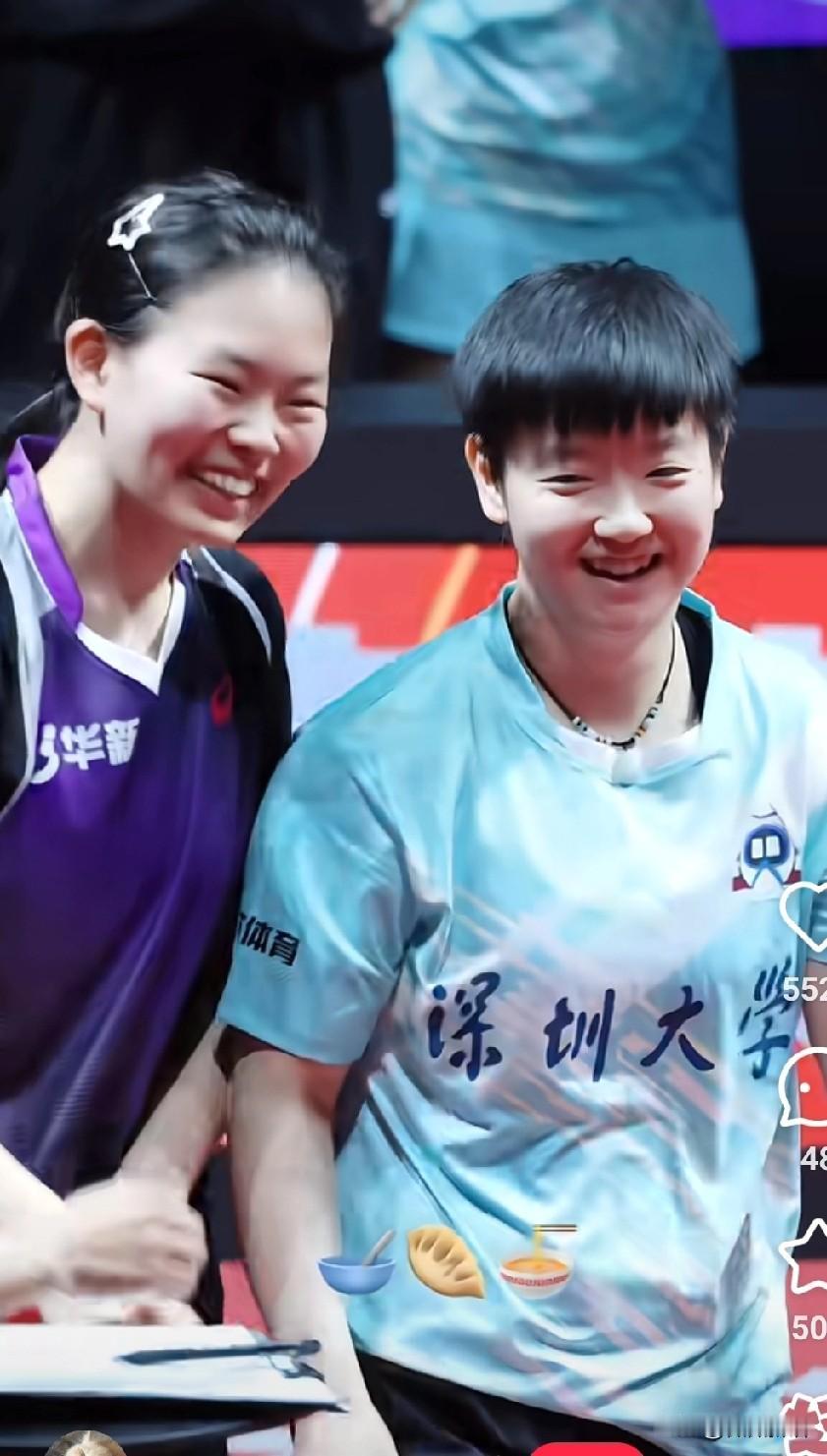 莎莎对小师妹真好啊。比赛结束，莎莎对姚睿轩真好，虽然站在赛场上是对手，但是打完
