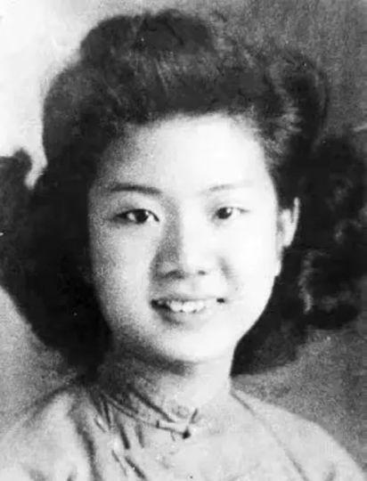 1949年，军统特务毛森抓到了一个交际花小姐，在审讯期间，毛森拉扯她的衣服，露出