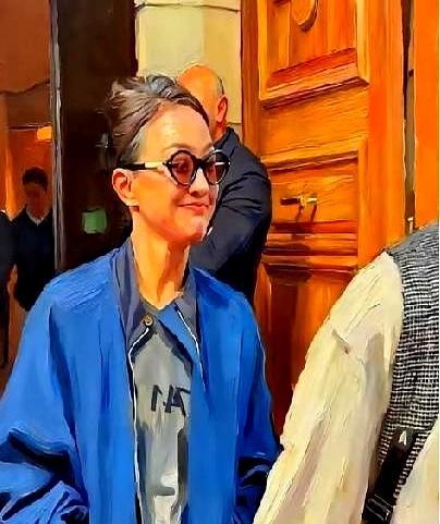 51岁的周迅，白发未染，细纹未遮，坐在香奈儿秀场头排。她身旁是妮可·基德曼