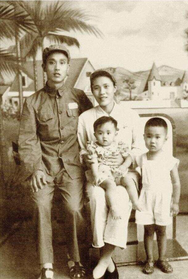 1947年，30岁的解放军师长周志坚，迎娶19岁的女护士，谁知新婚当夜，周志坚却